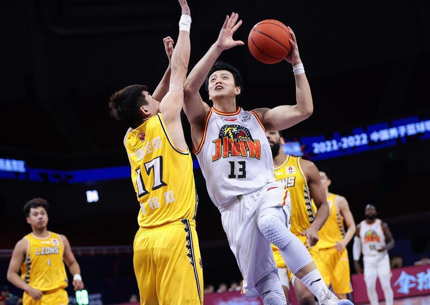 终取得了亚, 在国产中锋, Om