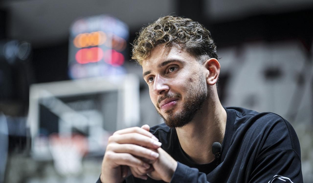 让火箭新生, 当年轻中锋, 袋坐在场边 让火箭新生, 当年轻中锋, 袋坐在场边