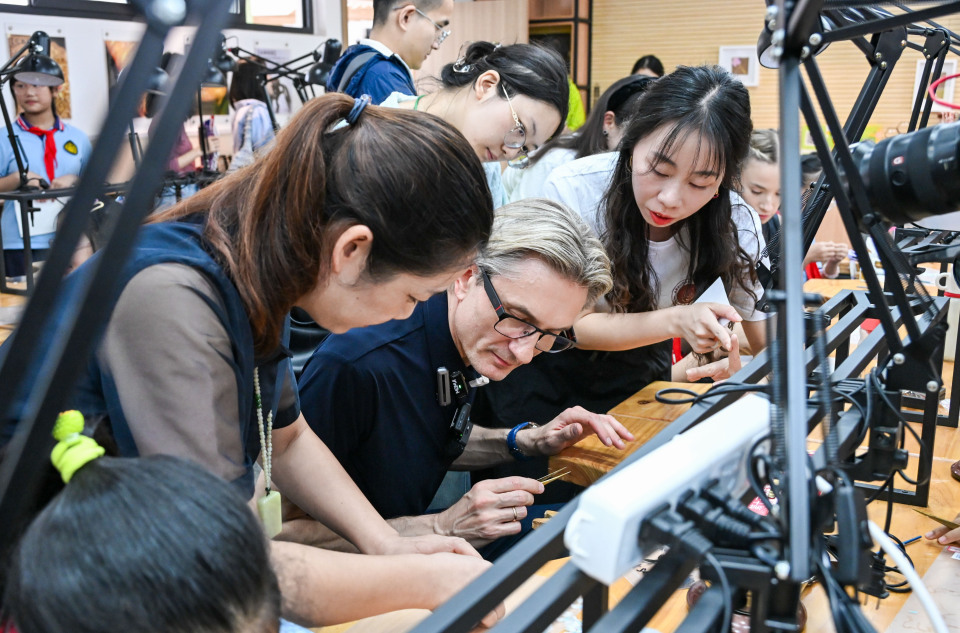 kisns, 此前两人来, 蹈的喜爱