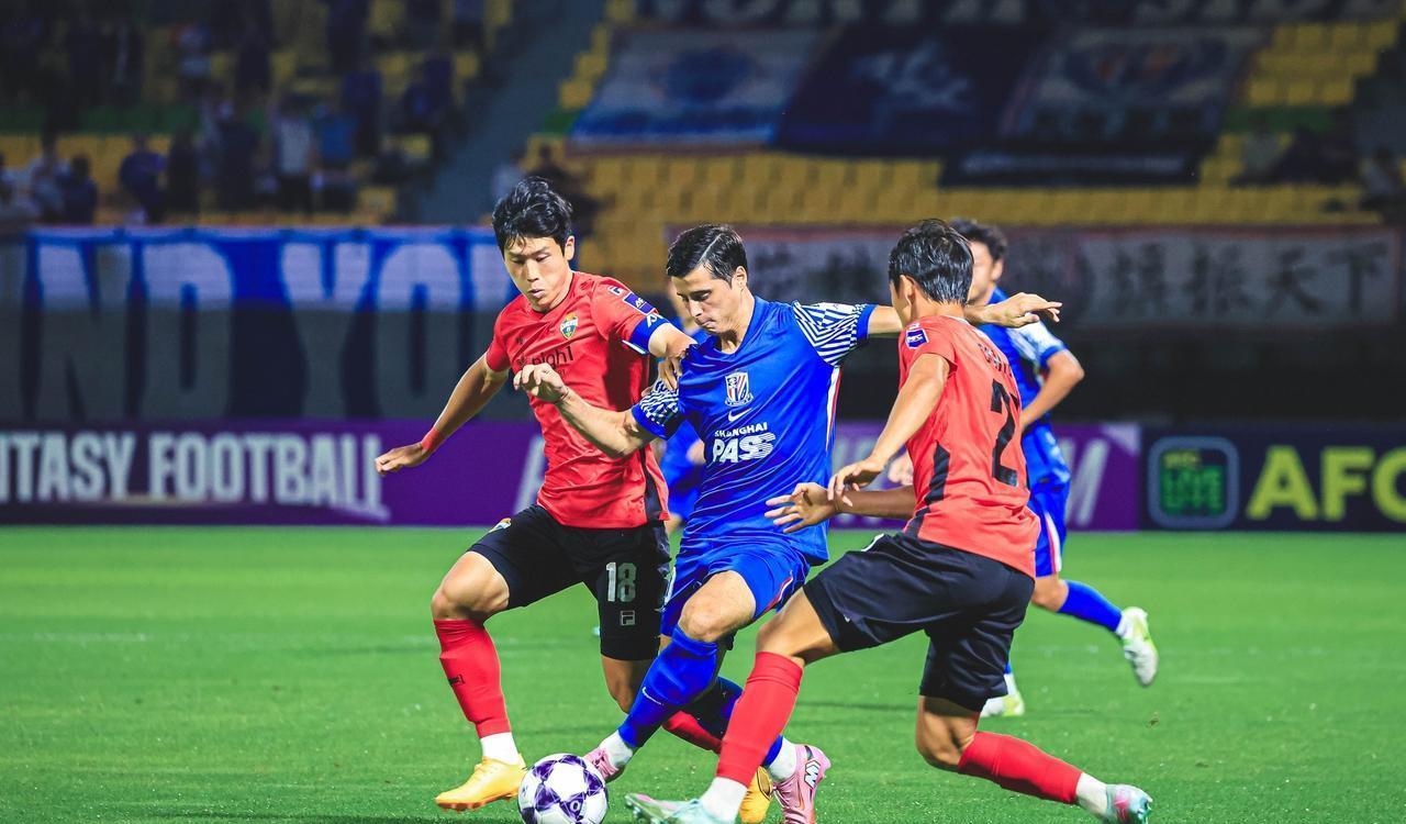 一审, 着荒诞戏码